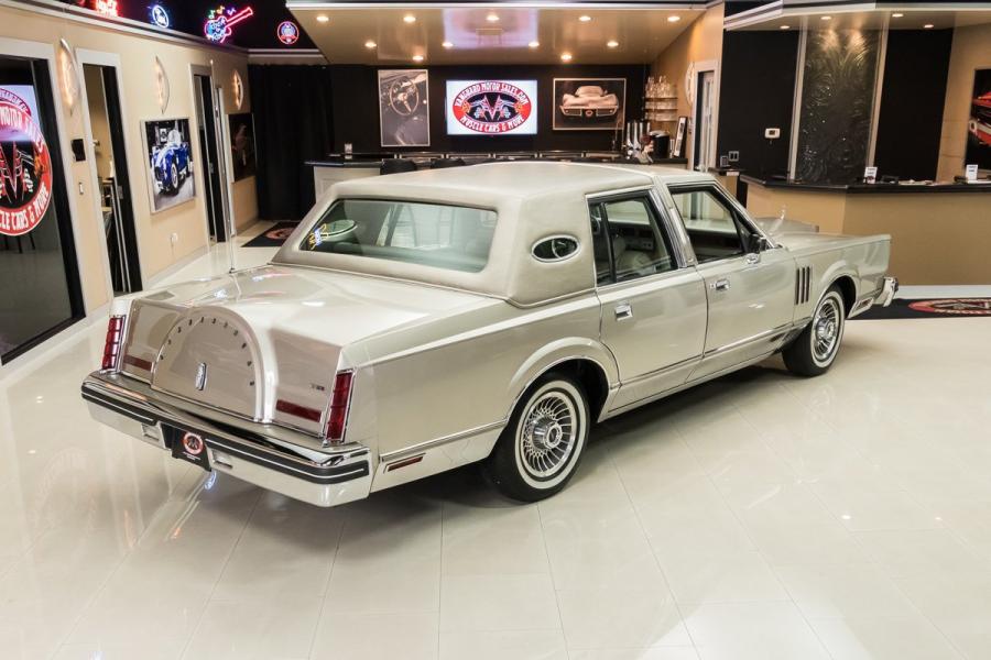  Lincoln Continental Mark VI Sedan 1980 года  (фото 17 из 111)